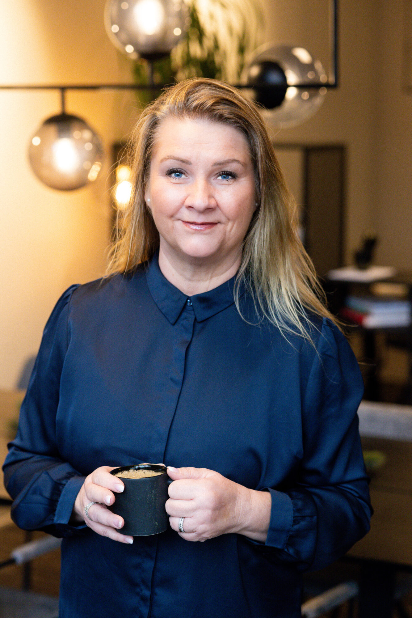 Dorthe, stresscoach, håller kaffekopp